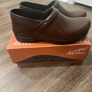 NEW! NEVER WORN!! Dansko Brown leather tooled clogs- Size 42/11